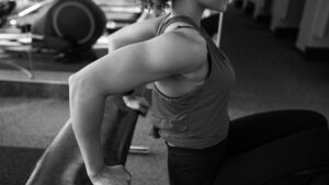 Closed chain strength workout for a woman includes tricep dips 